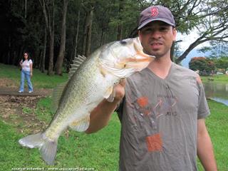 Un black bass pch par un pcheur