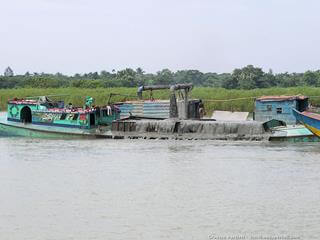 Une barge de dragage enlve des sdiments