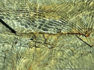 De l'eau de roche transparente