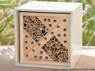 Un mini-htel  insectes en bois et bambou