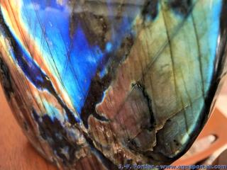 Une pierre de labradorite iridescente et irise