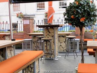 Gabions dcoratifs formant des tables