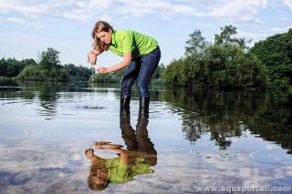 Une hydrobiologiste en train d'tudier de l'eau