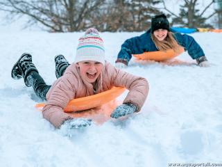 Hiver avec des enfants jouant dans la neige