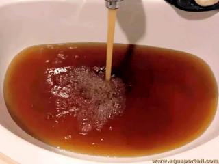 Eau brune dans un lavabo