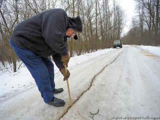 Cryosisme visible sur une route