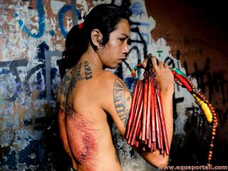 Auto-flagellation d'un homme