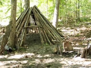 Abri en rondins de bois (comme un tipi)
